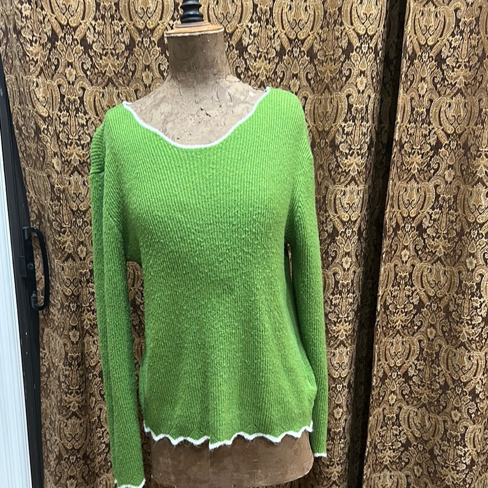 Vibrant Green Scoop Neck Sweater with Scalloped Trim